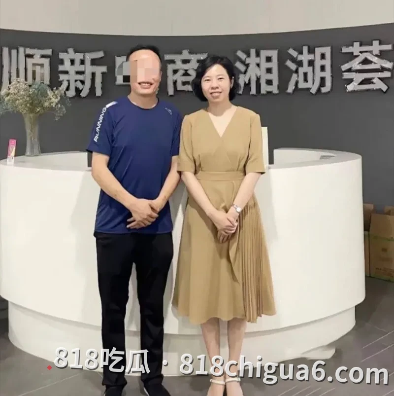 湖南永州商务局长周晓芬被前夫举报婚内出轨九人事件曝光!大量聊天记录与暧昧关系暴露,性爱视频被网友扒出,原来权利大能爽的鸡吧这么多。