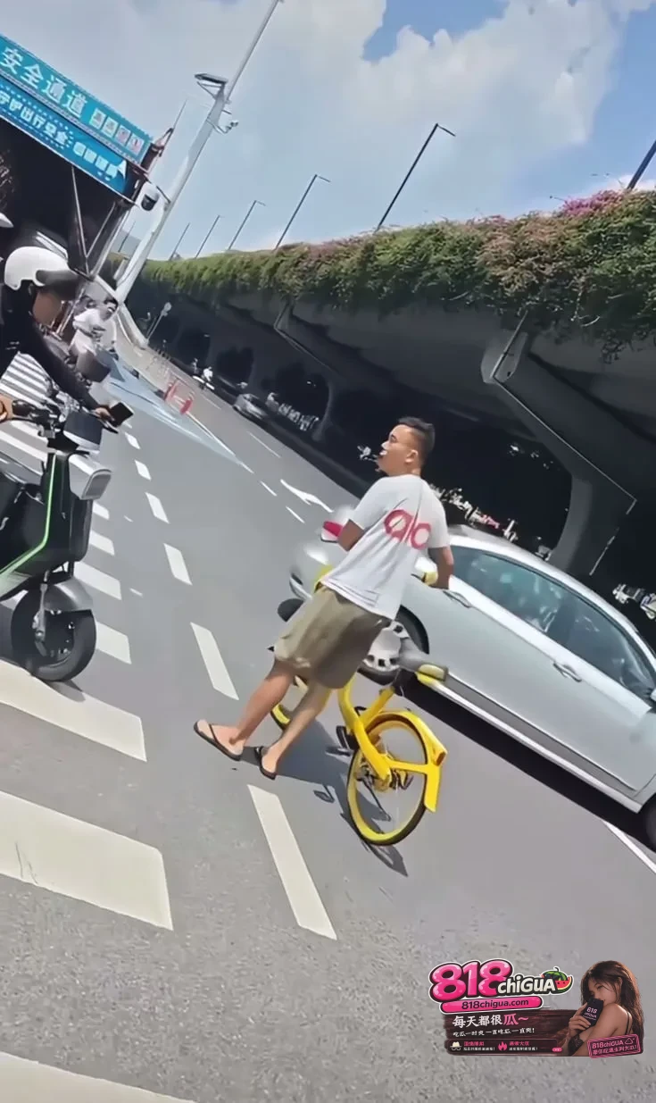 路怒症大爆发!狂飙粗口、当街吐口水还搞偷袭,这回必须让他拘留!