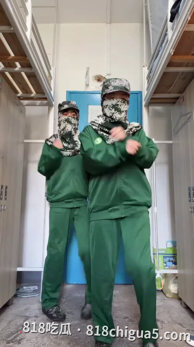 江苏大学史上最丑军训服诞生!网友直呼“堪比KK诈骗园区”,大学军训服装成网络黑点,学生:太难看太丑太搞笑!