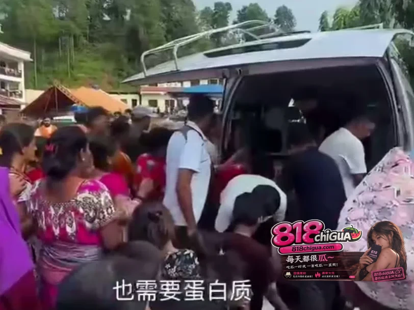 跨越泥泞与生死!尼泊尔洪灾过后,中国救援队深夜送来救命物资!