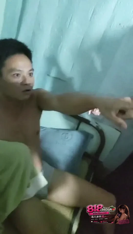 出轨抓奸现场!原配带人撞开房门现场抓奸!男的死死护着小三,激烈对峙辱骂拉扯,场面一度彻底失控!