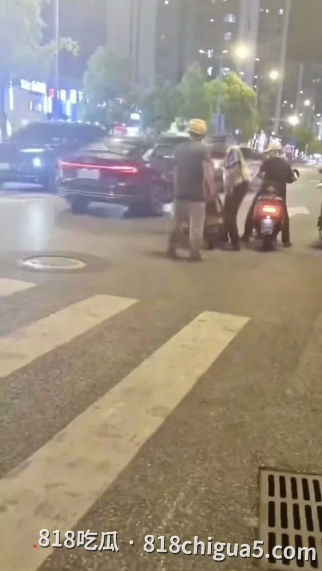 街头冲突的背后:外卖员当街与交警发生肢体冲突,生活不易绝非违法理由