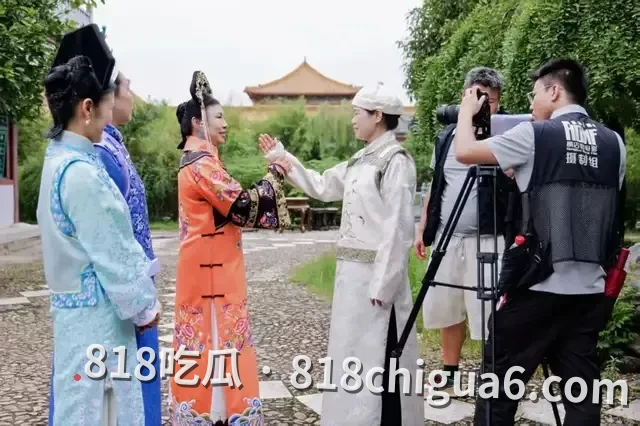 横店“落地签”火了，年轻人演反派，阿姨们演娘娘