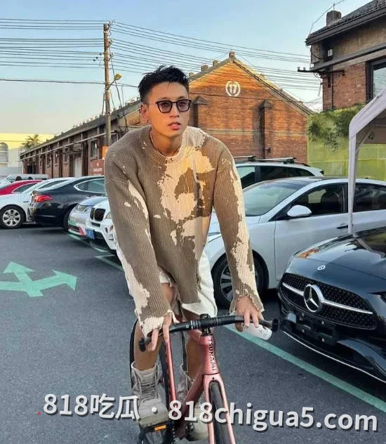 五年感情比不过碎银几两!抖音百万网红晚安晶晶酱出轨傍大款,男友戴诚亨陪跑五年惨遭抛弃 !淫秽视频全网曝光声讨渣女!