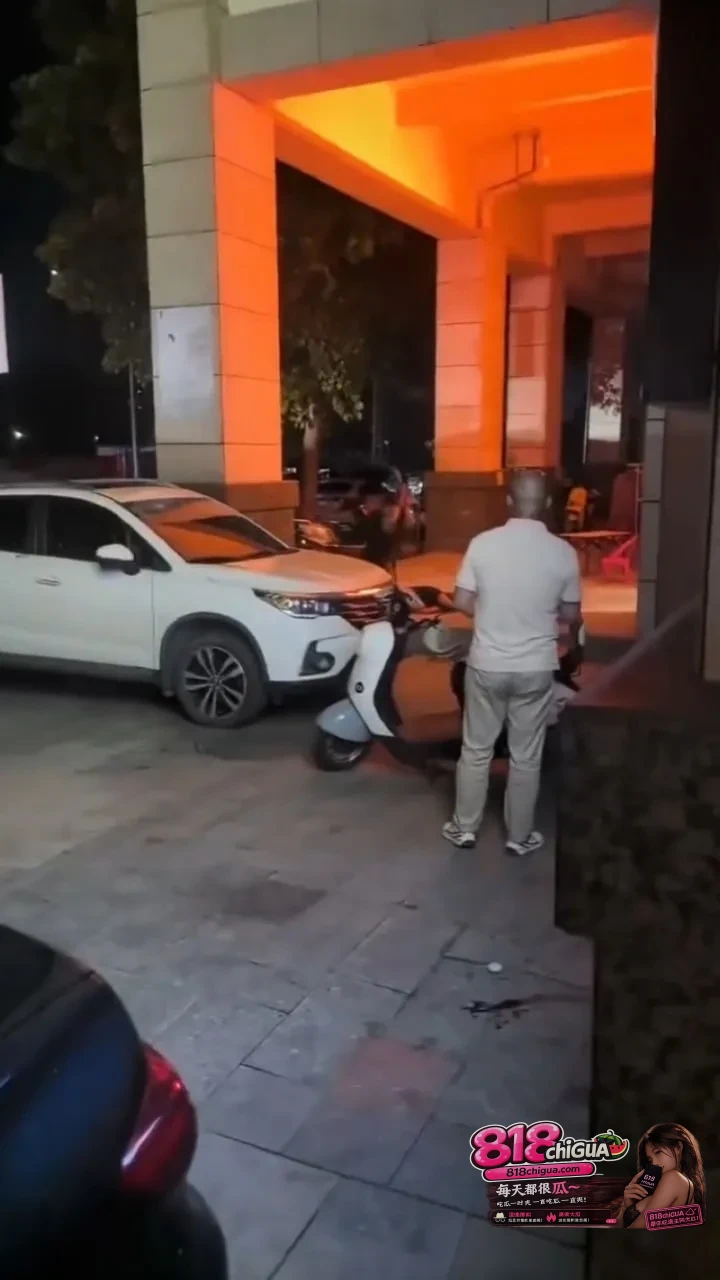 广东茂名电城海景明珠深夜发生持刀伤人事件!网传因感情纠纷, 一男狂砍女子数刀倒地后仍未停止,现场多人围观无人感上前制止!