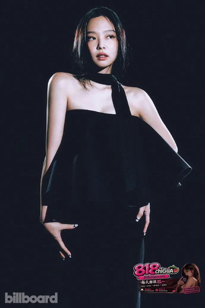 韩国BLACKPINK女团成员 金珍妮 音乐节走光全网疯传! “真空上阵”卖力舞蹈,衣服滑落乳头乍现引发热议。