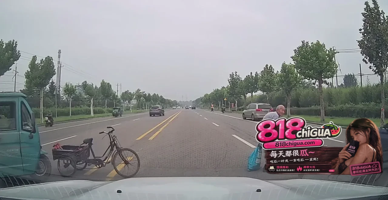 街头揪心一幕:礼让老人却换来“极限拉扯”,老年人出行安全到底该怎么破?