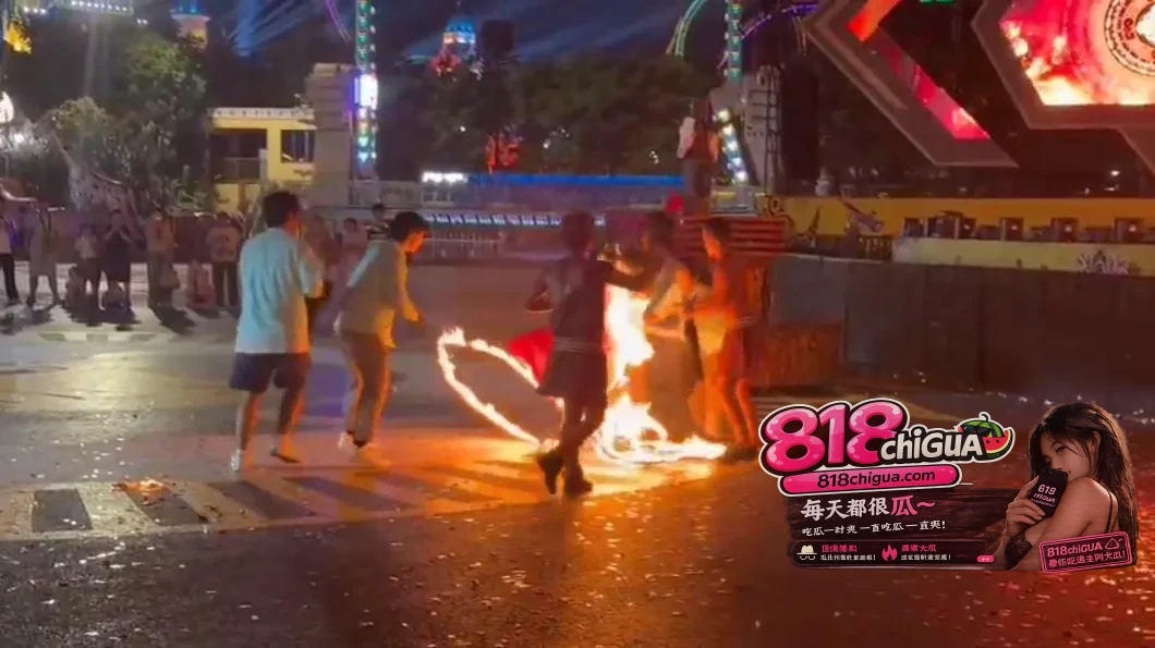 江苏徐州乐园演出突发惨剧女演员裙摆起火瞬间成火球观众惊慌逃离景区叫停节目