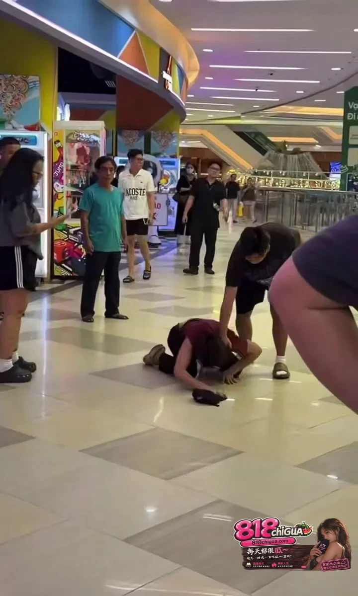 偷拍翻车现场!男扮女装混进商场女厕偷拍女子如厕被当场抓现行,拖出来外面暴揍大逼兜扇得连连求饶!