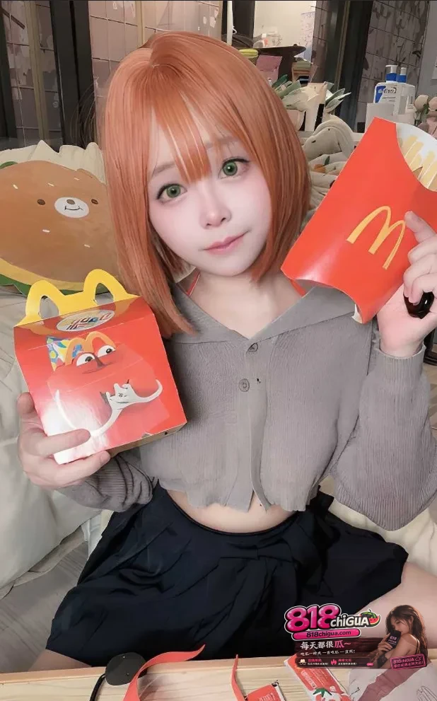 反差女友Cosplay麦当劳妹妹开腿露穴手持薯条彻底放浪成专属母狗乖乖跪在镜前吞吐肉棒颜射满脸白浊沿唇角溢出！