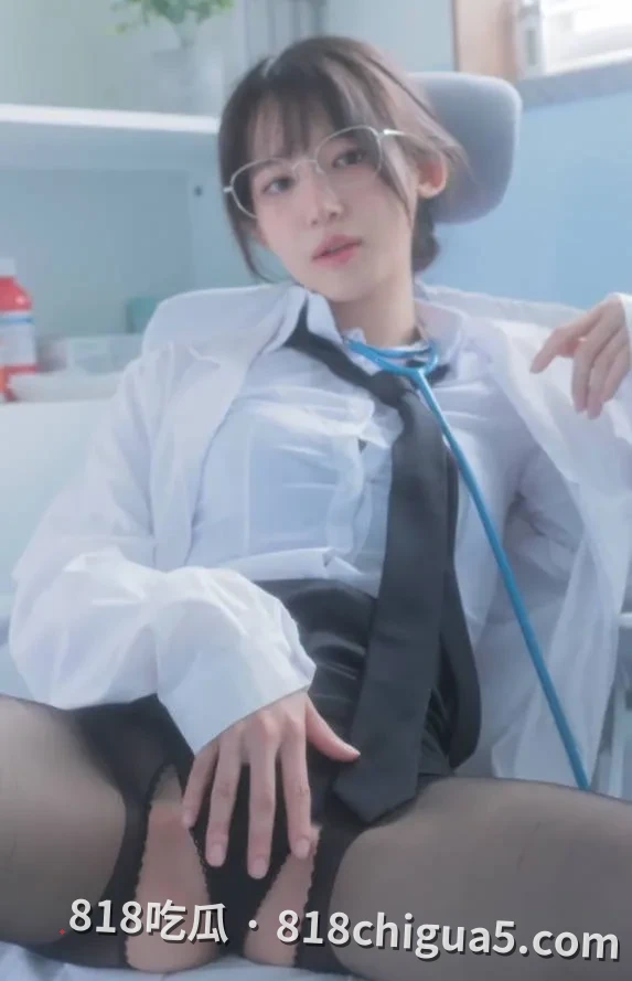韩国高颜值嫩模yeha9月新作《保健室的医生》OL制服搭配黑丝诱惑摆拍,三点粉嫩柔性自慰骚气拉满直接爆表!