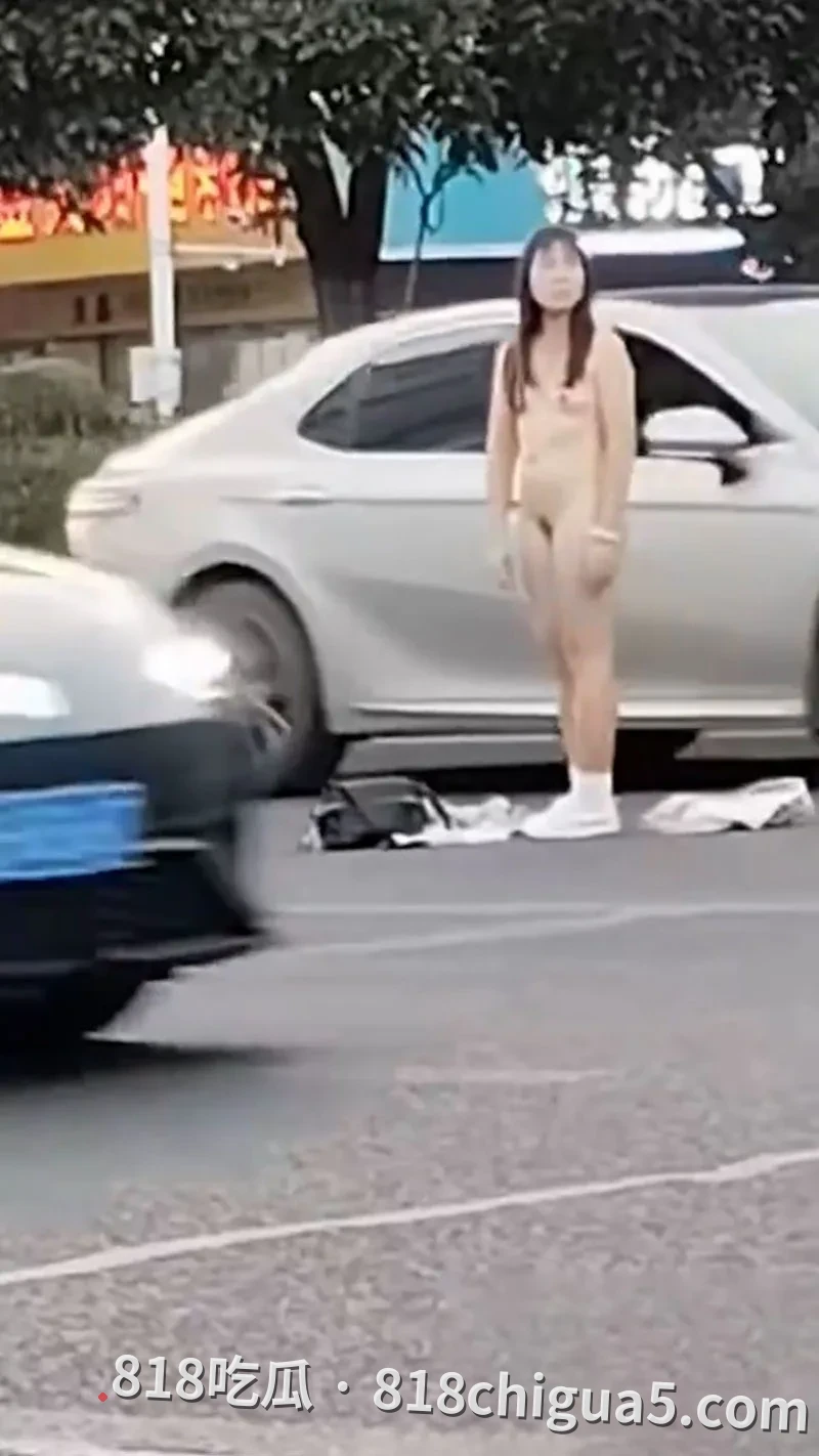 高铁站惊现裸奔狂魔 邵阳极品少妇因情变愤然脱光光视频曝光 赤身立于马路中央,场面一度十分尴尬。