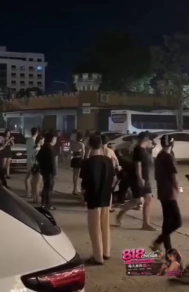 血肉之躯硬碰钢铁框架!本地时间19日深夜,越南街头一男子因与他人发生口角,疯狂砸车,司机一脚油门撞翻砸车男子!