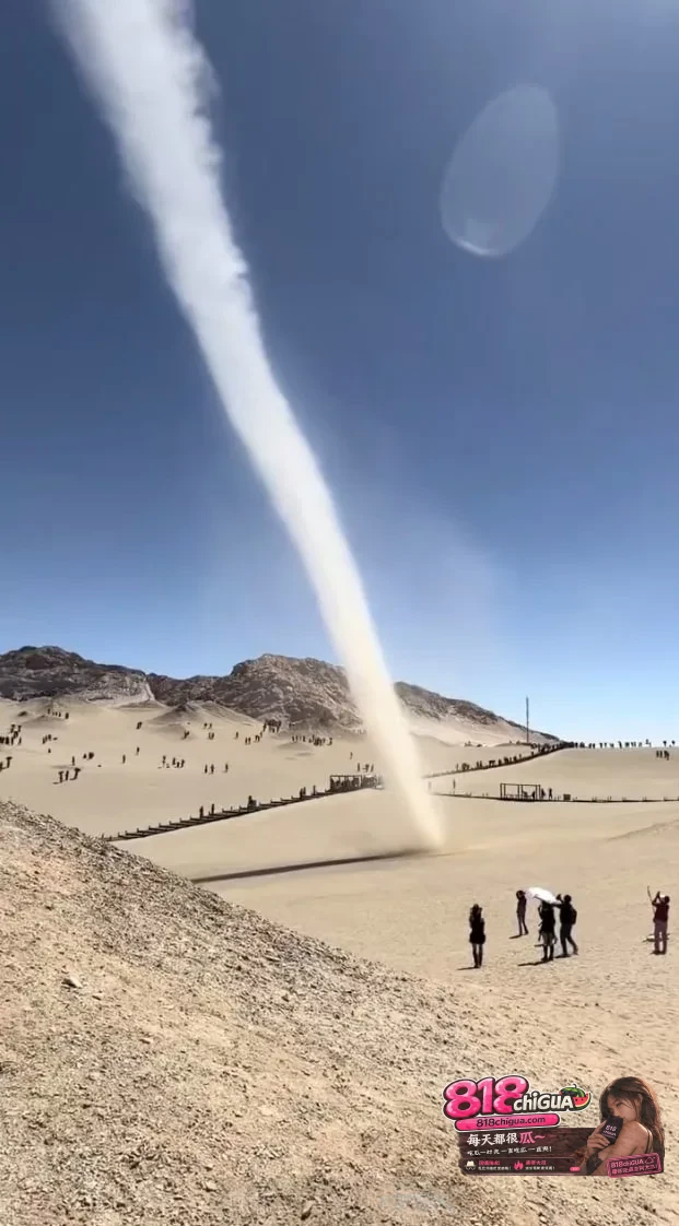 青海黑独山突发龙卷风！墨色群山为幕，风沙旋起大地即兴的浪漫！