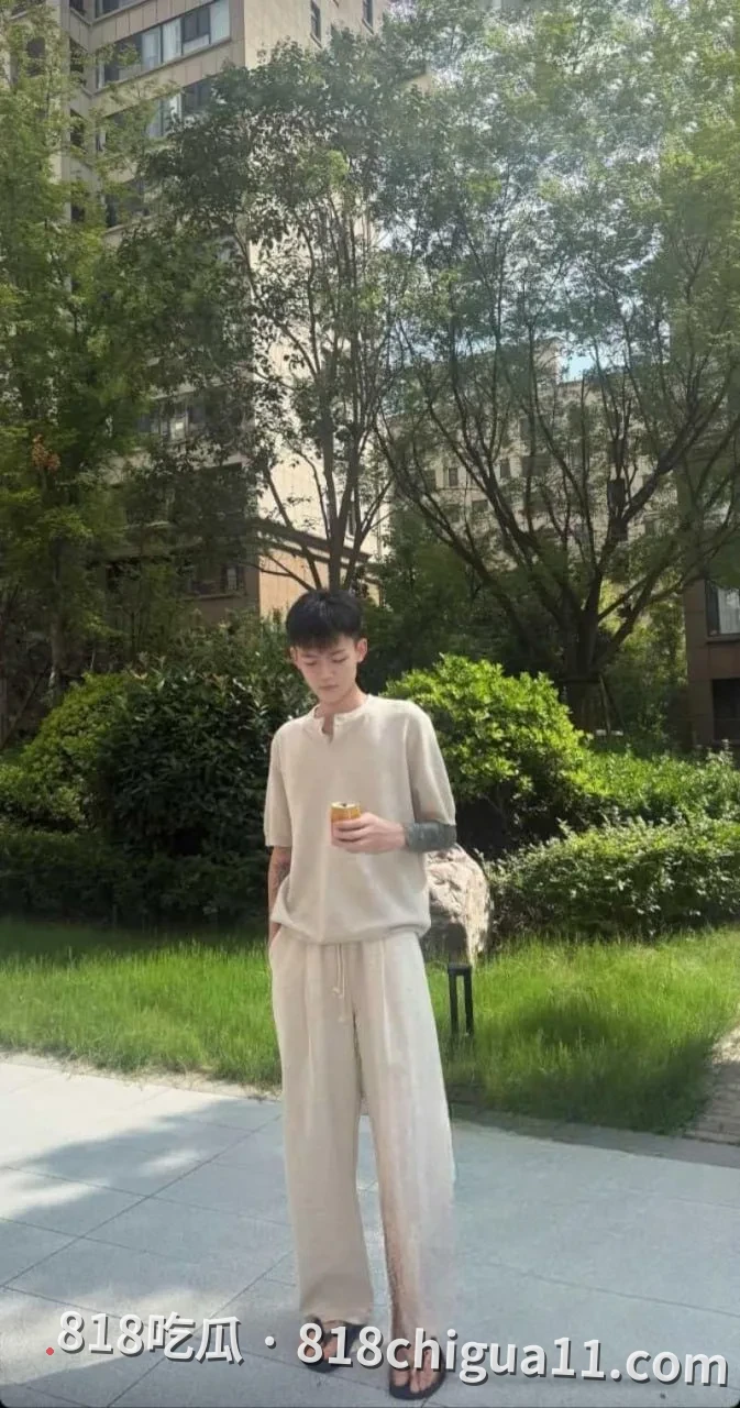 河南知名网红付迪凯彻底崩塌形象,一边花着前女友的钱,一边背叛对方还对其施暴,其前女友愤怒地将出轨证据以及性爱视频曝光。