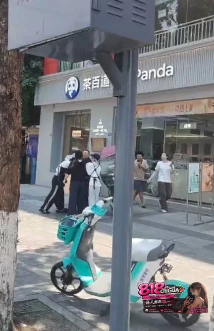 男子与茶百道门店员工发生争执情绪逐渐升级,4名女员工卷入肢体冲突,现场画面引发热议!