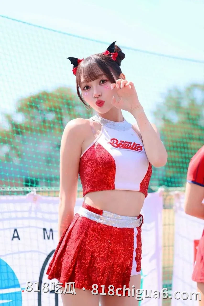 台湾知名女子高校啦啦队成员林襄在更衣室被偷拍，天然饱满的双峰因重力微微下垂，几乎要从衣服里跳出来，看得让人血脉喷张！