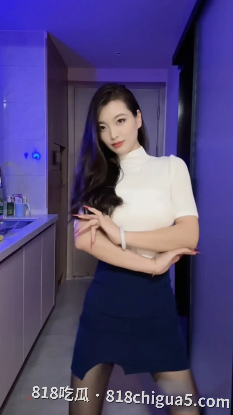 浙江极品少妇顾欣茹私下被金主包养视频流出！ 小嘴沦为大鸡巴的肉便器，无套后入操到一滴都不剩。