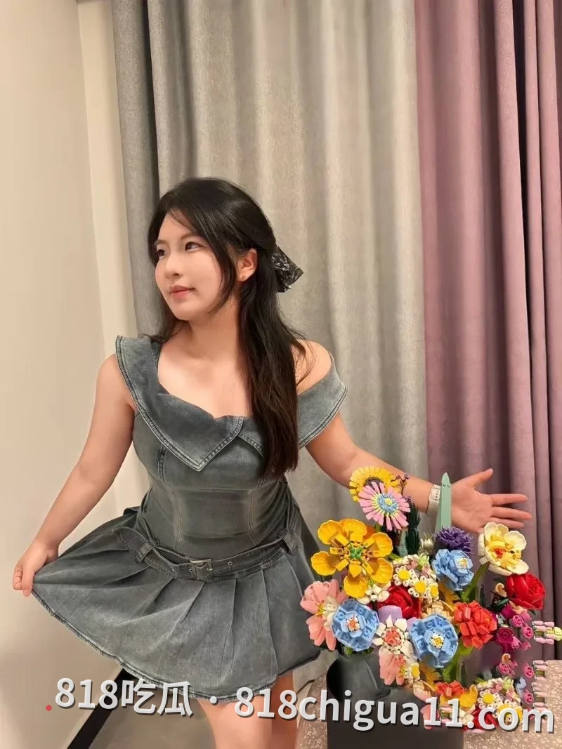 上海市清纯嫩妹曹曼曼酒店性爱视频泄密！温柔乖乖女到浪荡淫娃，被按在胯下跪着吸吮粗大的肉棒，娇嫩的小嘴被迫吞吐着粘稠精液。