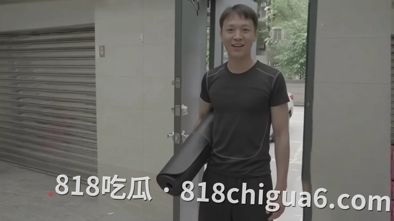 知名网红李娜娜在健身房拍摄的激情性爱视频！粉色紧身裤包裹着她诱人的身材，被强壮男子大鸡巴无套猛操白虎骚逼。