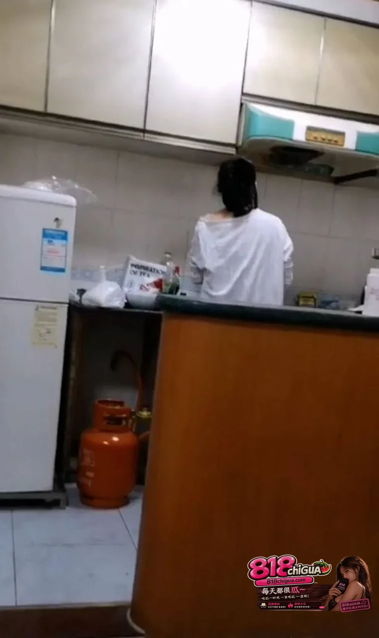 热门大瓜大虾母子原视频曝光!妈妈做饭儿子背后揉胸,无套后入疯狂抽插,边操边录全程实锤!