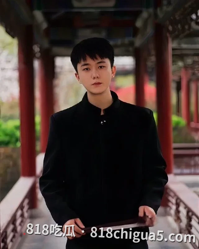 网红圈彻底炸锅!快手顶流吴迪团队假CP大瓜爆发,爱徒直播怒撕剧本,队内互爆约啪猛料,私拍视频全网疯传!