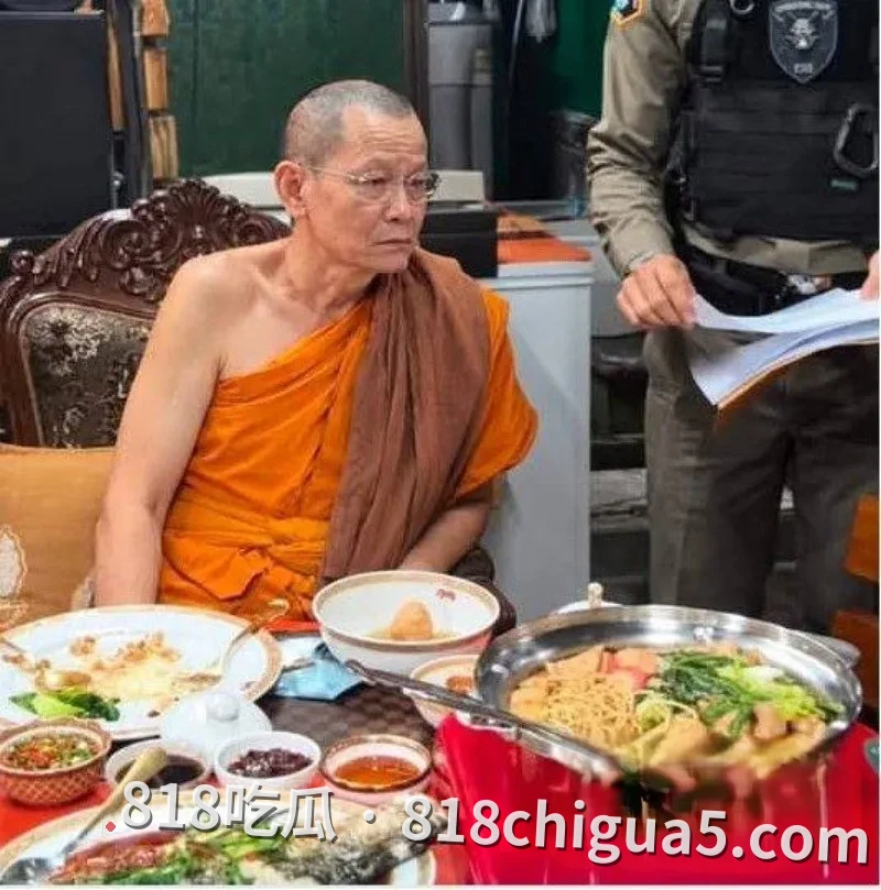 泰国大城府普泰萨旺寺住持阿赞初偷吃女信徒视频被扒 当街让母狗跪舔大鸡巴 吸到精液横流嘴角