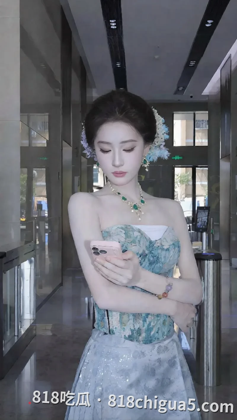 抖音网红SK柳柳 早年COS虞姬参加漫展厕拍视频流出 如此黑的骚逼肯定没少被干