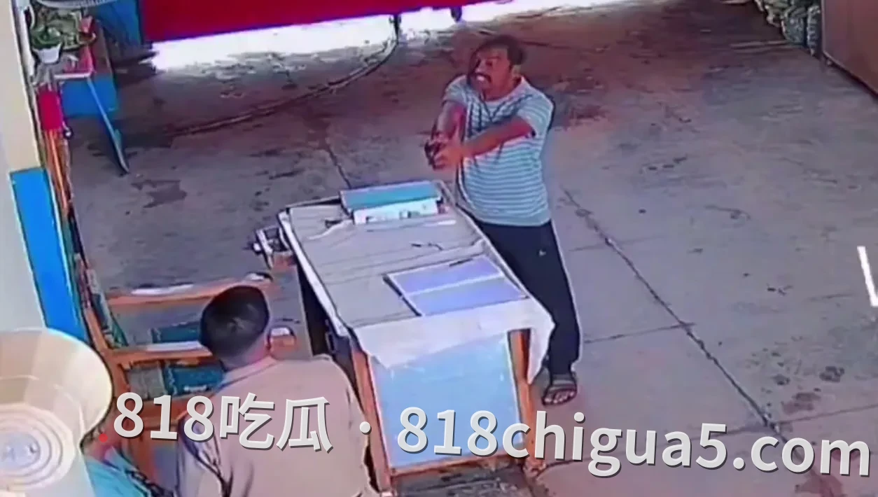印度奇葩监狱再爆闻!囚犯居然能拿到狱警枪支越狱:保安“睡懒觉”任由囚徒“拿枪玩”?