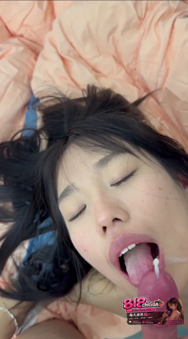 凤凰古城酒店实拍极品反差婊前女友邓妤茜黑蕾丝眼罩白绑带上衣躺床浪叫男友手指深喉猛干红内裤特写