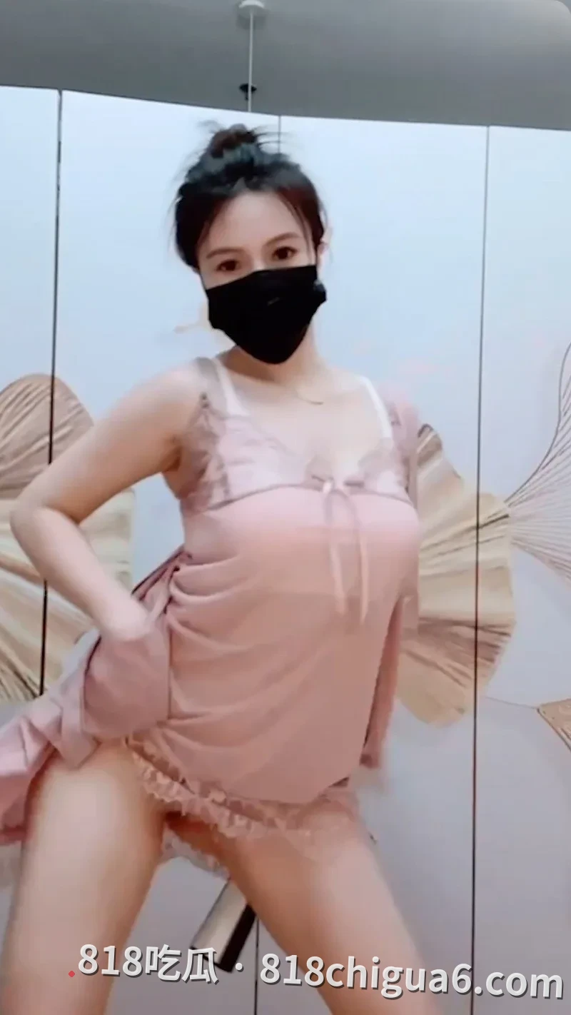 抖音骚妇小阿姨大王热舞合集 身穿多套情趣古装漏奶甩臀 看得人鸡儿邦邦硬