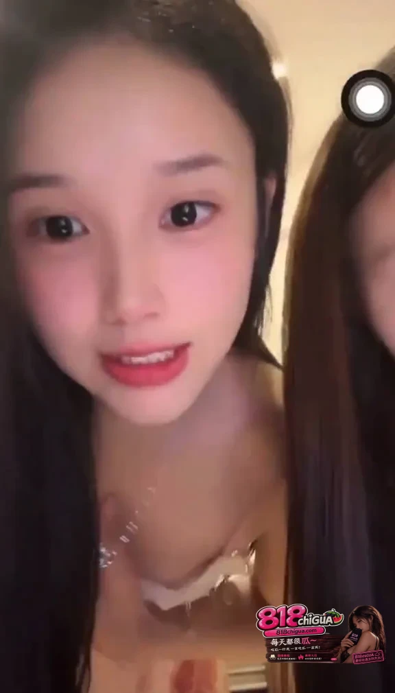 擦边漏点都卷成这样了!盘点抖音女主播直播疑似露点瞬间,真空出镜乳头若隐若现,弯腰对镜头看似无意实则故意?