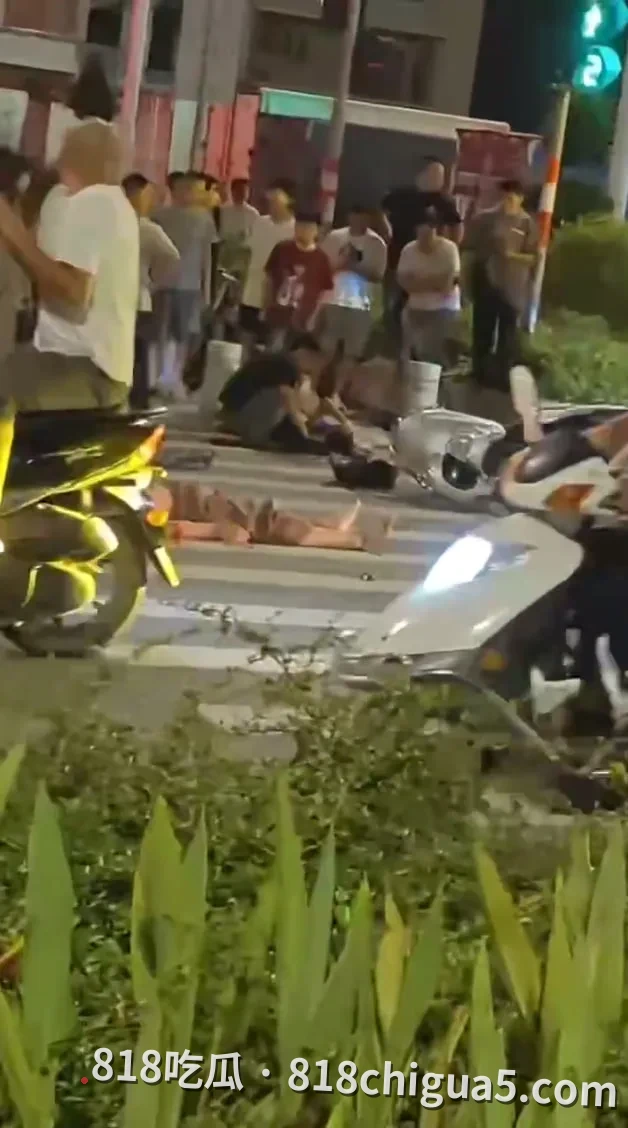 揭阳阳美保利一期前红绿灯突发车祸!现场一度引发围观,具体伤亡情况仍待确认