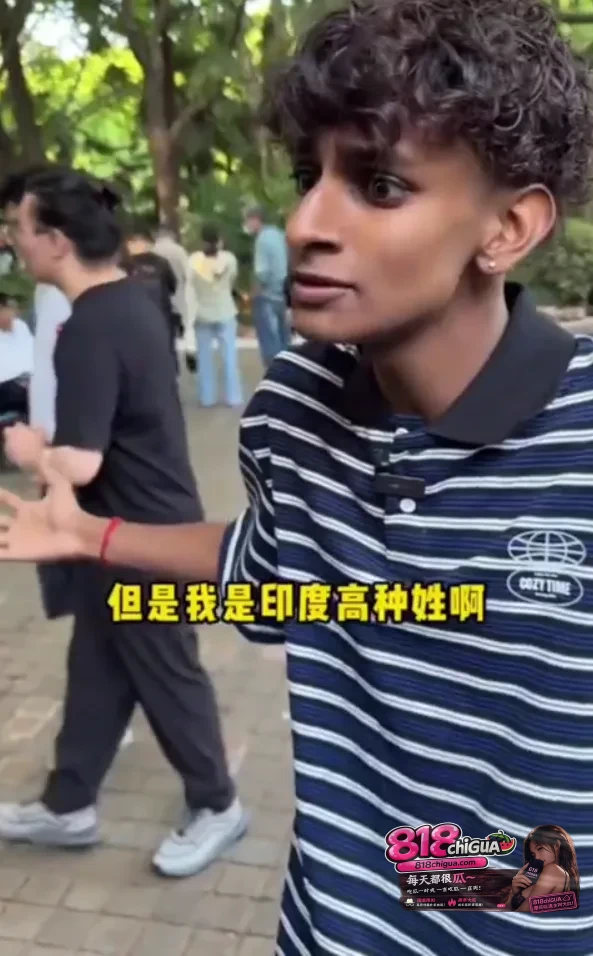 印度三哥来到上海相亲角相亲强调自己是印度高种姓可以给女方做咖喱牛肉。 结果被中国阿姨怼得一句话说不出!!