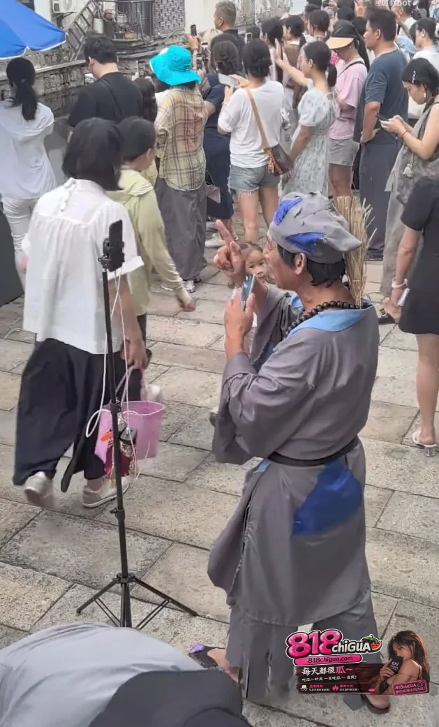 逼爆老街、累倒奶奶、网红扮蛇精直播…目击者还原“葫芦娃爷爷”连夜剪葫芦无奈真相!