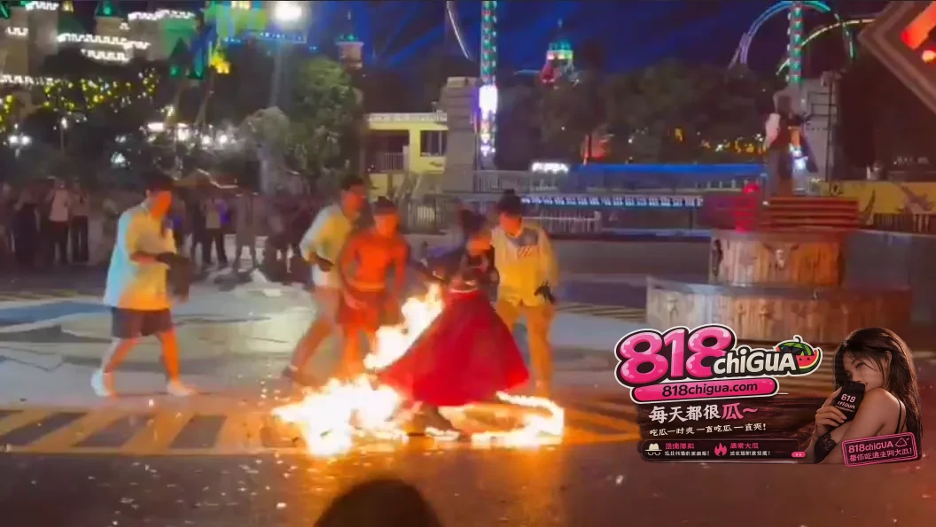 江苏徐州乐园演出突发惨剧女演员裙摆起火瞬间成火球观众惊慌逃离景区叫停节目