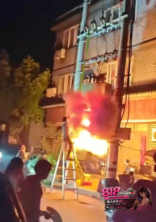 惊险一幕!某城中村变压器维修时突发爆炸,烈焰瞬间席卷现场,电工师傅被瞬间笼罩!