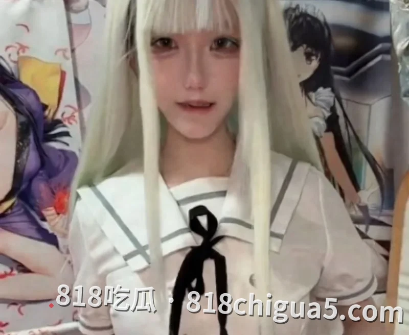福利姬废柴少女家里蹲COS若叶睦自慰视频,骑乘假屌疯狂插穴,手指大力掰穴近距离展示,欲望直接拉满,反差感强到让人移不开眼。