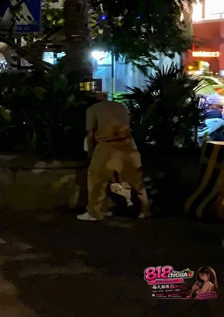 干柴烈火情难自控!惠州水东街小情侣色胆包天,大庭广众公然做爱,路人围观起哄刷新认知!