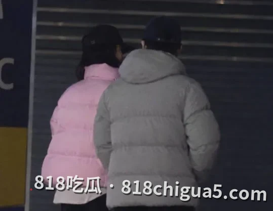 刘大锤在爆猛料!郭麒麟深夜约见女星蒋依依,街头热吻拥抱一同回家,疑似不雅视频流出震惊全网!