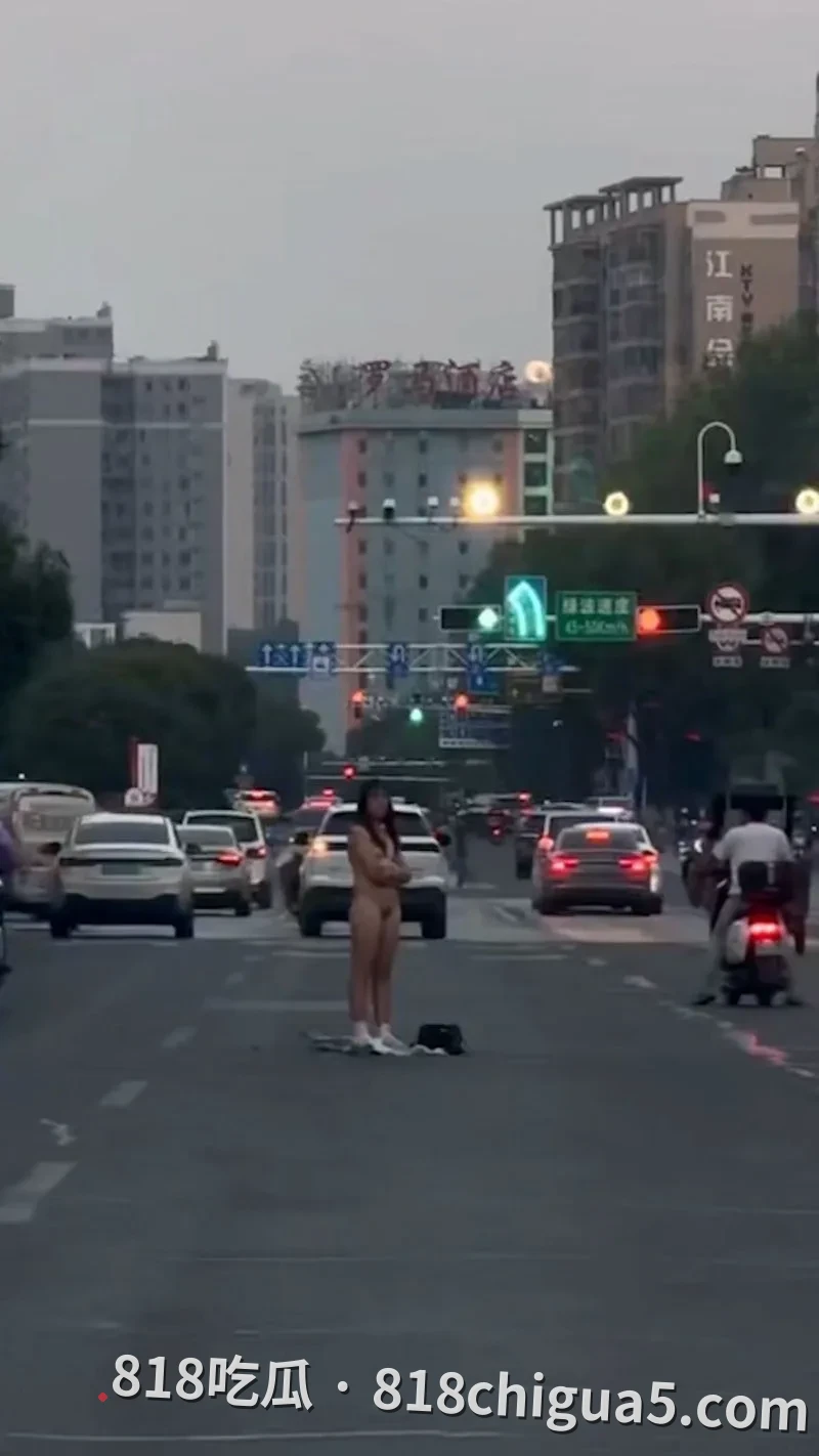 高铁站惊现裸奔狂魔 邵阳极品少妇因情变愤然脱光光视频曝光 赤身立于马路中央,场面一度十分尴尬。