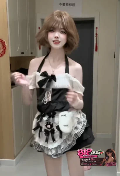 抖音180万粉二次元嫩妹葱油拌小呆早期反差黑料曝光,为赚快钱下海拍摄不雅视频,半裸出镜揉奶发骚一脸魅惑!
