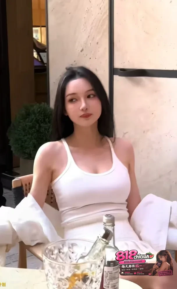 防火防盗防闺蜜!王思聪巴黎卢浮宫与懒懒闺蜜钟惠玲亲密同行,顶级绿茶操作曝光两人私密视频,引爆全网!