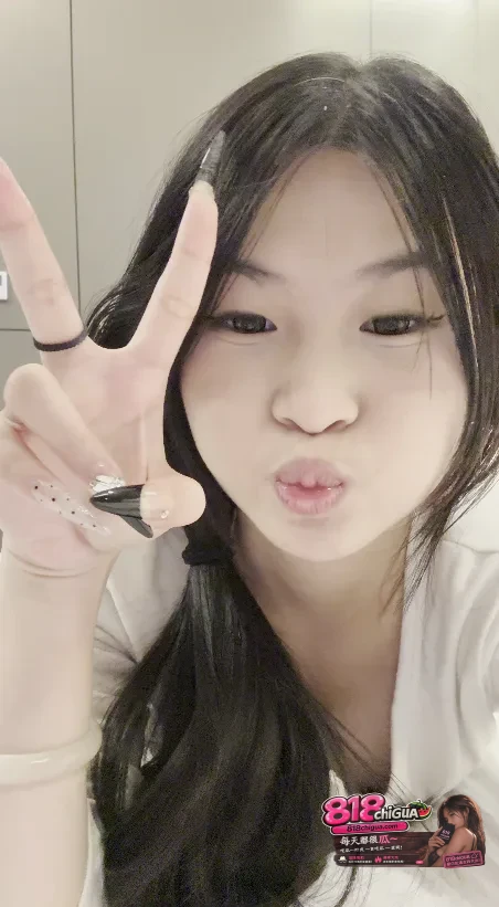 苹果云端泄密上海嫩妹郭荣露脸口交做爱视频前戏细致舌技超群!