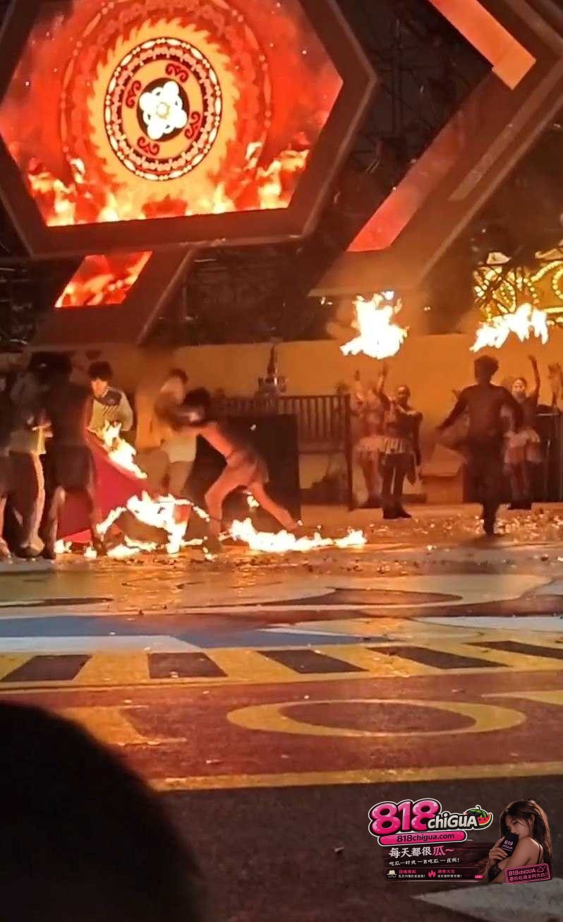 徐州乐园火裙舞事故女演员红裙被大风点着烧成半截哭喊狂奔满台跑!