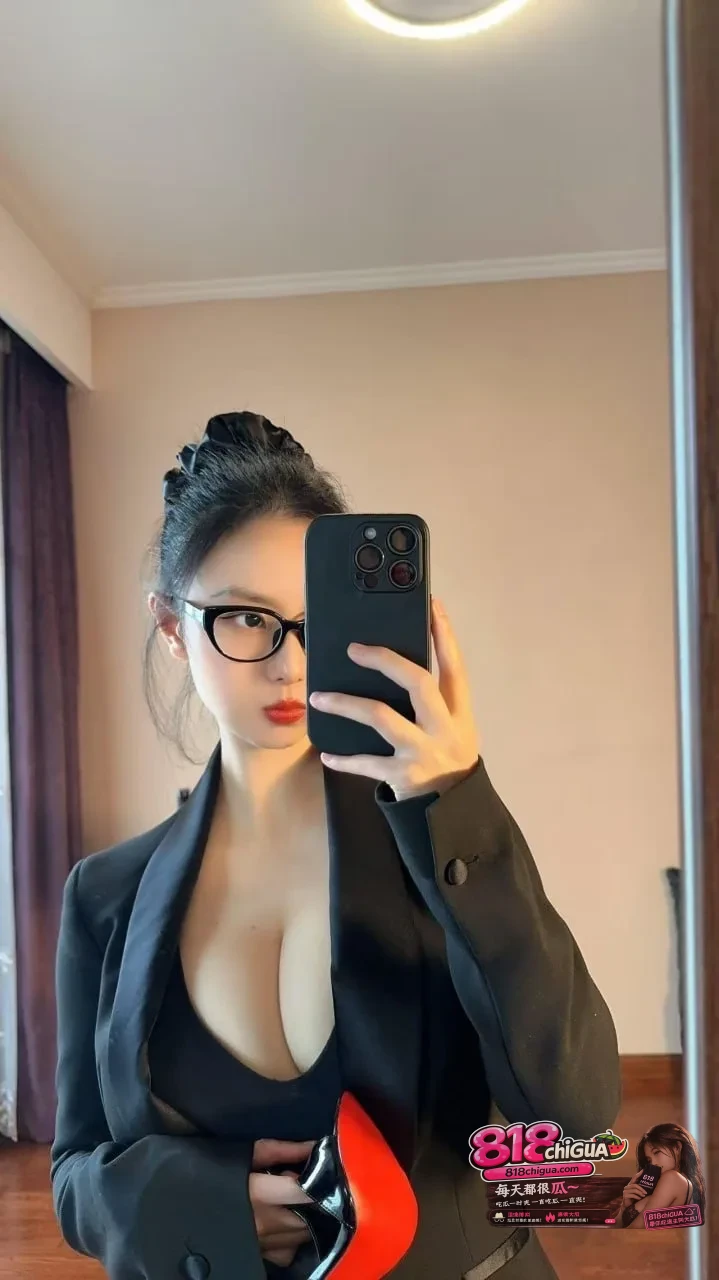 抖音140万粉网红高颜值美女野心坏蛋金主重金定制跳骚舞洗澡自拍擦边诱惑满满!