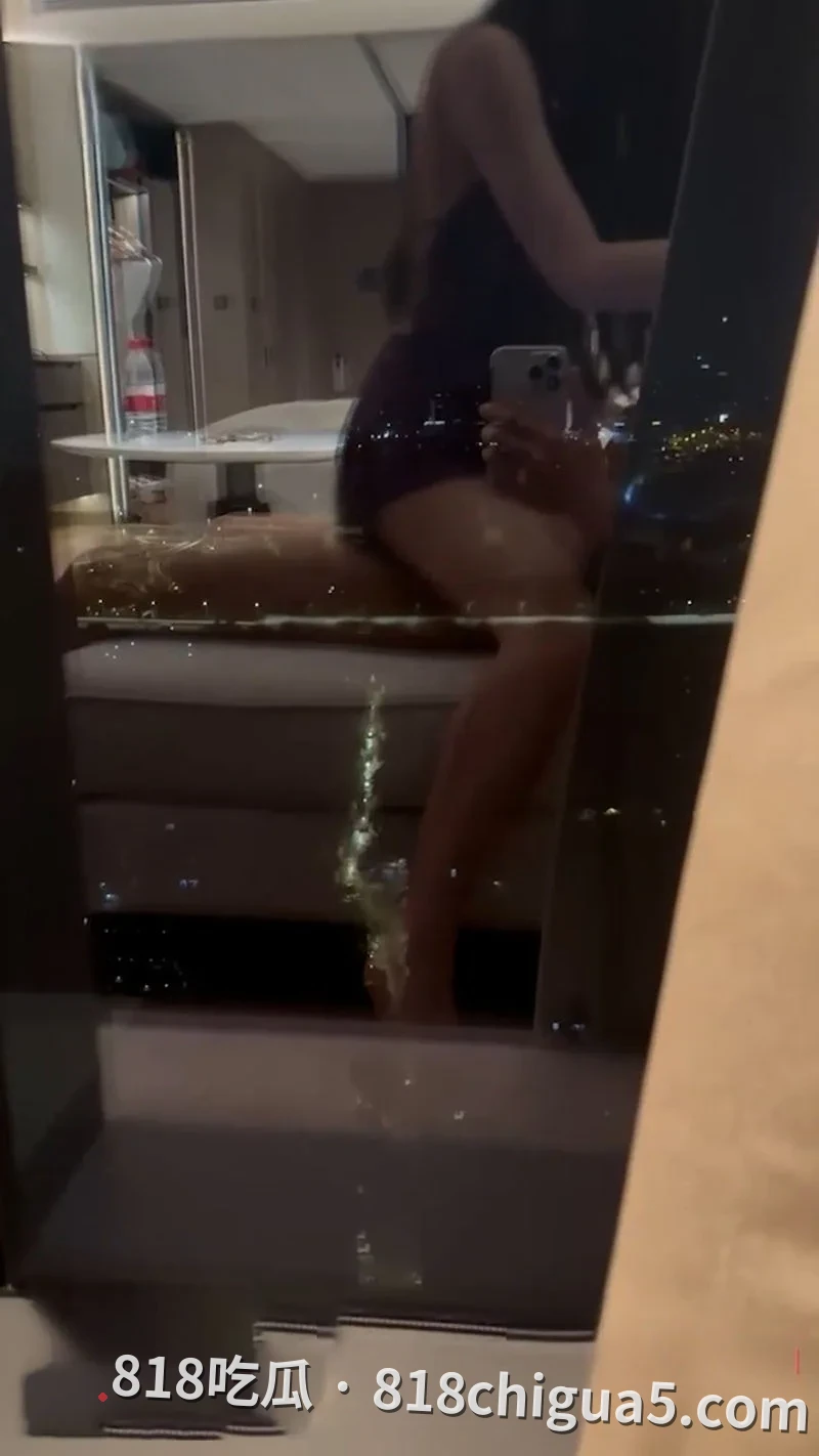 长沙纹身哥私下约炮人气美女主播张梦梦! 在服装店试衣间内镜子前上演激情戏码,紫衣包裹下妖娆身姿扭动,骑乘姿势榨取精液全过程被偷拍流传。