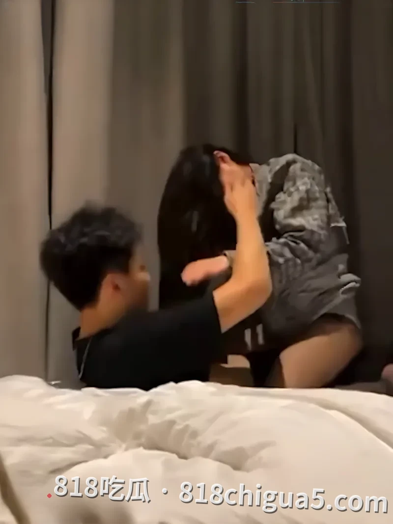 广西行健文理学院黄姝瑾出轨炮友视频曝光！主动口交把大鸡巴吸硬，女上位扭腰吸精，惨遭后入暴力输出骚穴灌满精液还喊着要求再用力