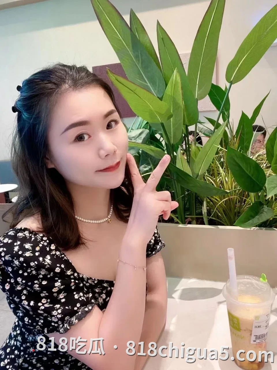 湖北淫妻娜娜携手上演极限双飞大秀！两个骚浪反差婊被轮流后入爆操，性感翘臀被当场拍到发红，高潮迭起淫叫不断。