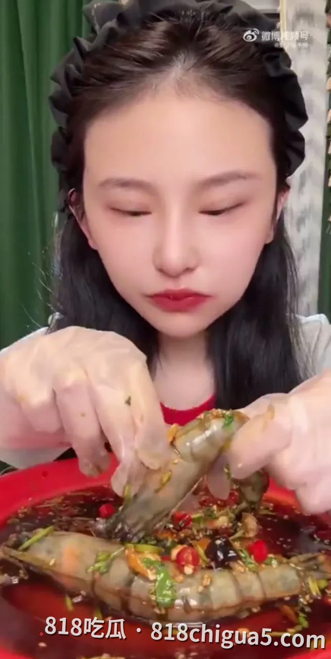 百万粉丝网红“干饭莹莹”24岁骤逝：是谁在用流量“吃”人？